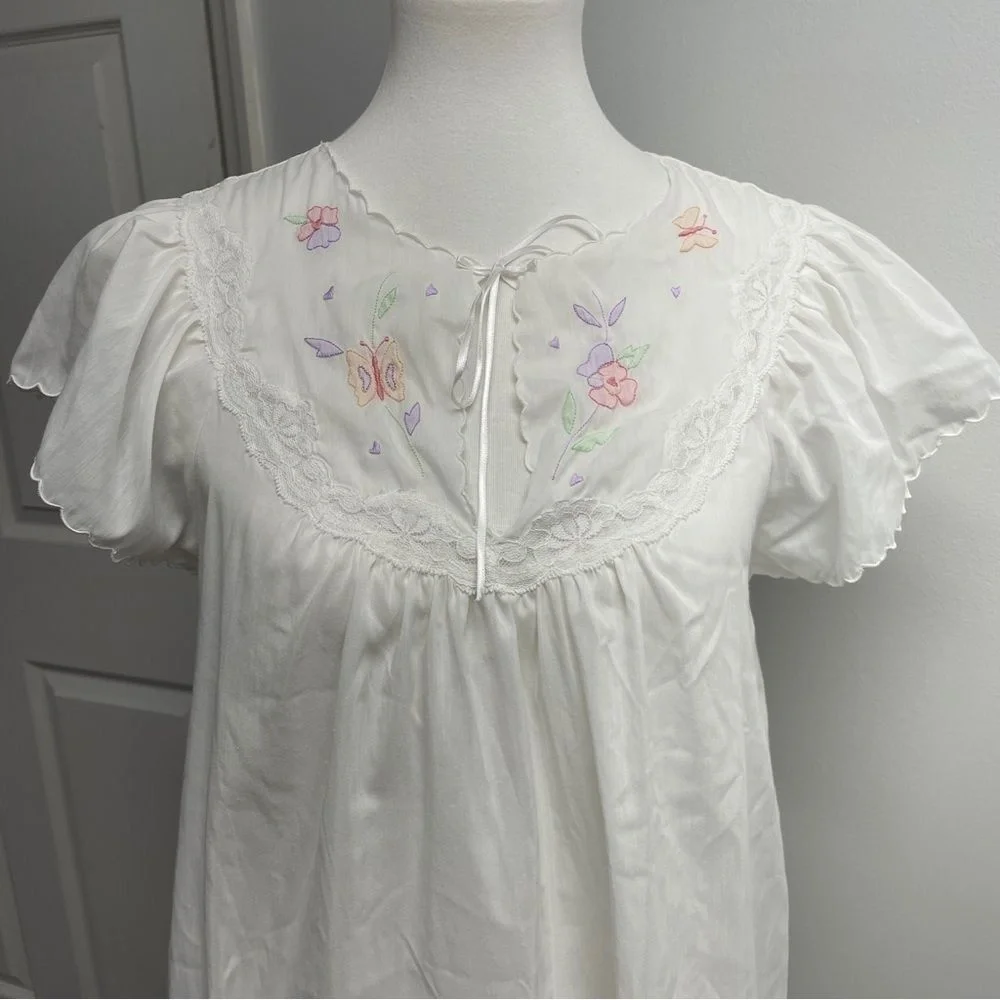Vintage Barbizon Short-sleeved Nightgown size medium. White floral Lace nightie